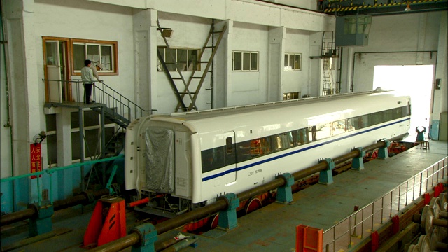 CRH380轨道车辆轮对在青岛四方机车车辆研究所进行试验。视频素材