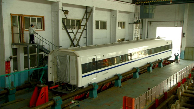 一辆CRH380高速列车在青岛四方机车车辆研究所进行轮对振动和共振试验。视频下载