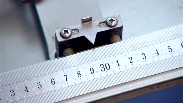 在SMEDI测量中心，一种公制测量设备随着一种材料的测试而进步。视频下载