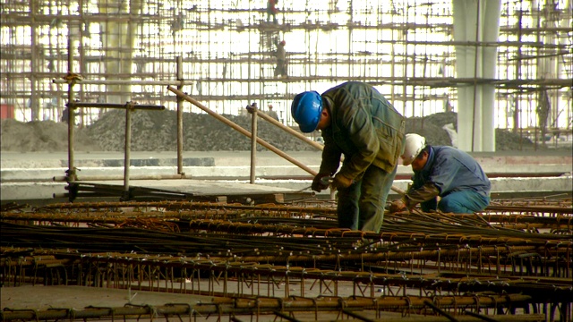 虹桥机场铁路站台施工项目中，混凝土工人正在为浇筑混凝土做准备。视频下载