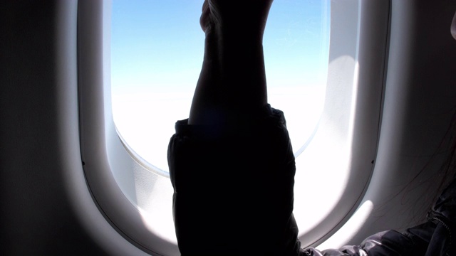 女人用手打开飞机窗户视频素材