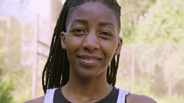 特写的自信女篮球运动员视频素材
