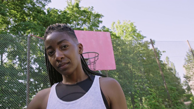 女篮球运动员与球在体育场上视频素材