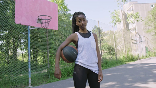 在体育场上自信的篮球运动员视频素材