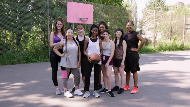 微笑的篮球队站在操场上视频下载