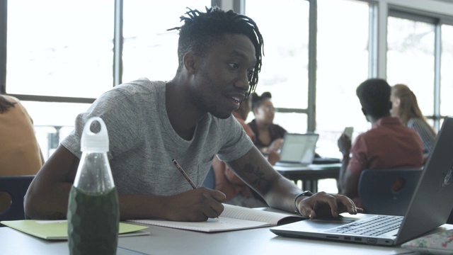 近距离观察，非裔美国学生在用笔记本电脑视频素材