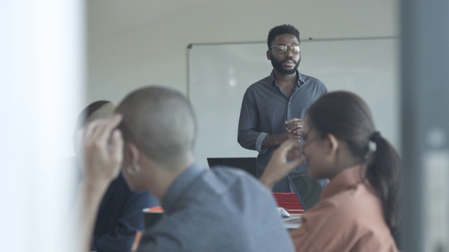 非裔美国大学教授与学生交谈，中镜头视频素材