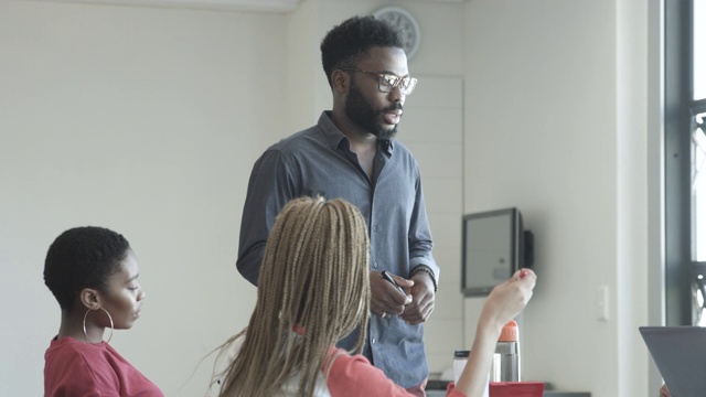 非裔美国大学教授在教室里，中等镜头视频素材