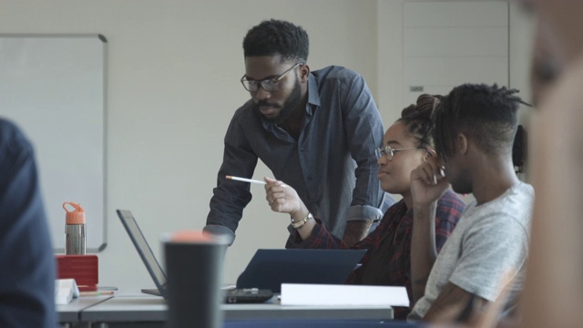 非裔美国教授帮助学生，中等镜头视频下载