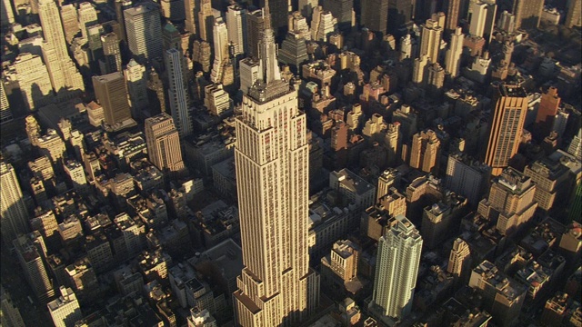 帝国大厦高于曼哈顿其他的摩天大楼。视频下载