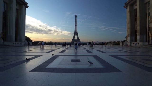 巴黎黎明时的埃菲尔铁塔——慢镜头视频素材