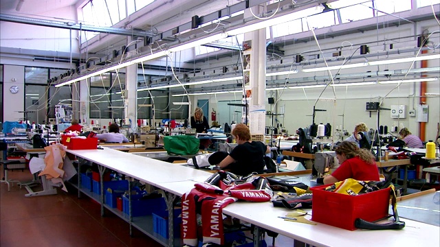 女裁缝在纺织厂工作。视频下载