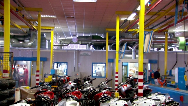 阿古斯塔摩托车生产线的工厂。视频下载