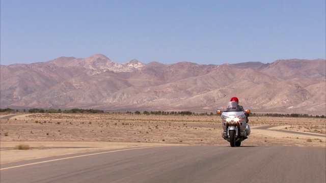 沙漠公路上的摩托车。视频素材
