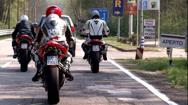 一群骑摩托车的人在乡间骑行。视频素材