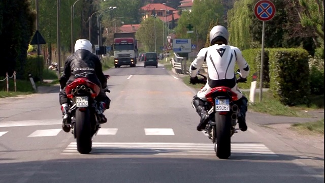 阿古斯塔摩托车沿着弯弯曲曲的道路行驶。视频素材