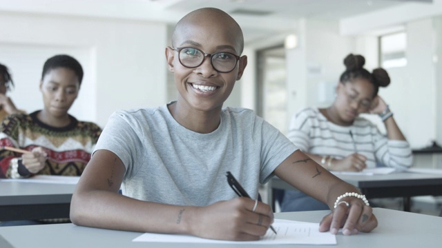 戴眼镜的秃顶非洲裔美国学生近距离参加考试视频素材