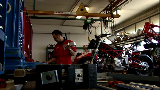 技工在Bimota摩托车工厂挑选工具。视频下载