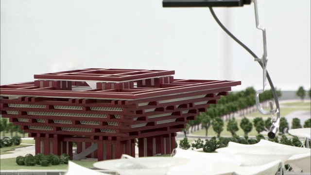 一架照相机靠近上海世博会中国馆的一个微型模型。视频下载
