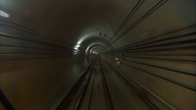 灯光照亮了地铁隧道的内部。视频下载