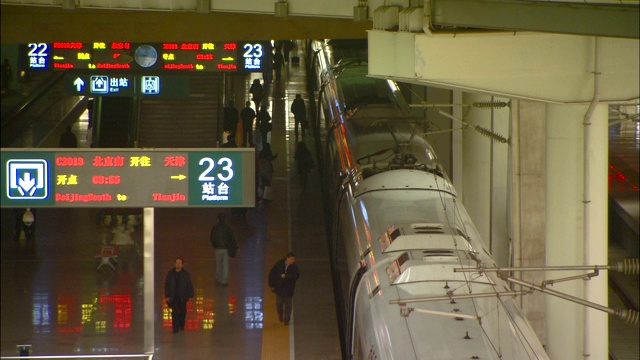 乘客们在北京南站登上通勤列车。视频下载