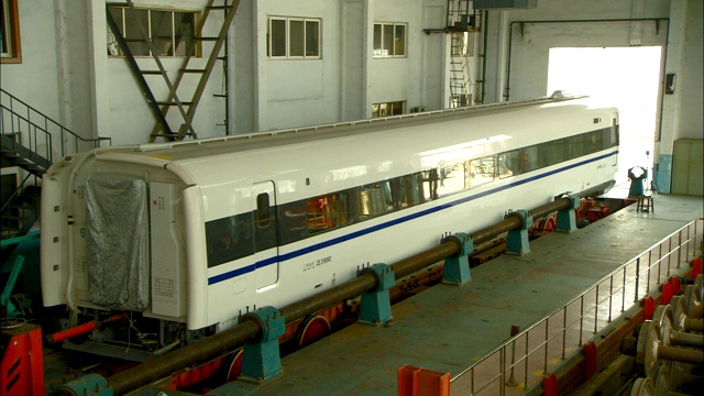 一辆CRH380高速列车在青岛四方机车车辆研究所进行轮对试验。视频素材