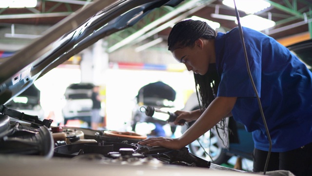 女人在汽车修理店修理汽车的肖像视频素材