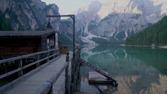透过窗户看到的Dolomites湖的风景视频素材