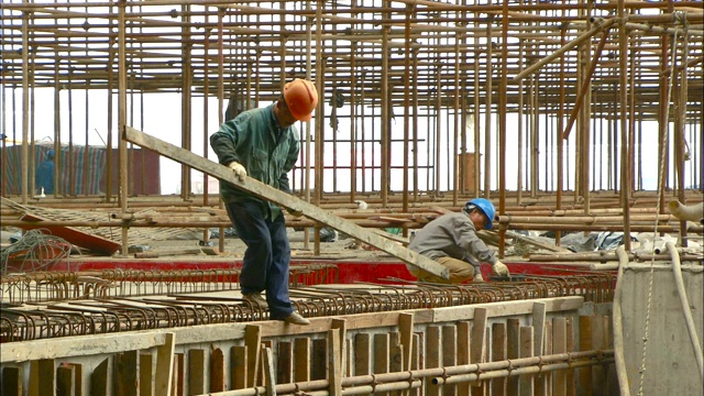 在虹桥机场铁路站台的施工现场，混凝土工人正在制作模板和排列钢结构，准备浇筑。视频下载