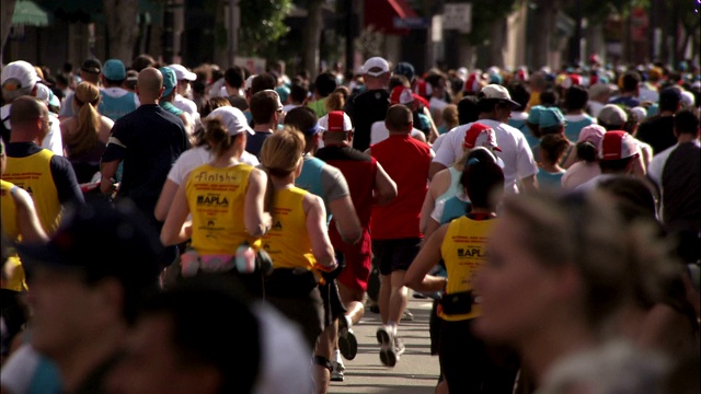 马拉松参赛者沿着好莱坞的街道慢跑。视频下载