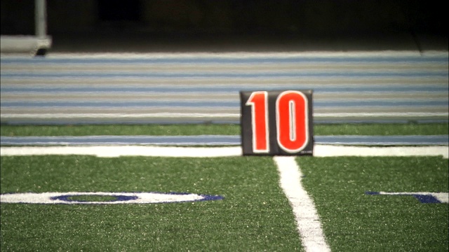 一个“十”的标志标志着足球场的十码线视频下载