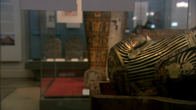 博物馆里有一具埃及石棺和其他手工艺品。视频下载