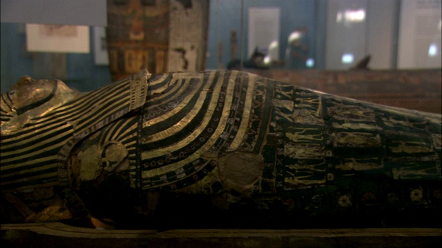 一具古埃及石棺躺在桌子上。视频下载