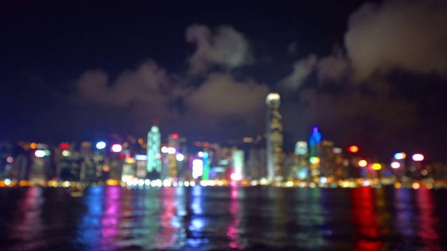 背景为香港市区摩天楼与灯光，夜景模糊不清的照片。城市,4 k VDO视频下载