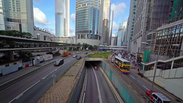香港市区的高速公路。智慧城市中的金融区和商业中心及科技概念。中午有摩天大楼和高层办公大楼。国际金融中心视频素材