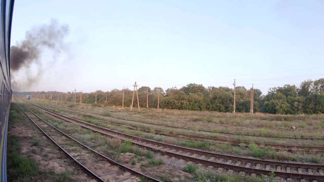 火车转向自然视频素材