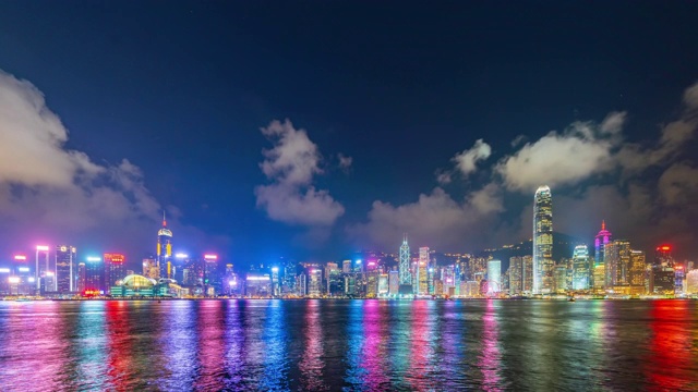 香港市区天际线及维多利亚港的时间流逝。亚洲科技智慧城市的金融区和商业中心。晚上有摩天大楼和高层建筑。视频素材