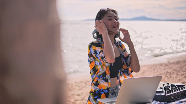 年轻的女士在海滩上混音电子音乐视频素材