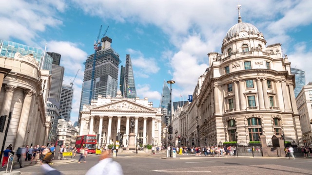 时光流逝:商人聚集在英国伦敦市中心的社会证券交易所银行站视频素材