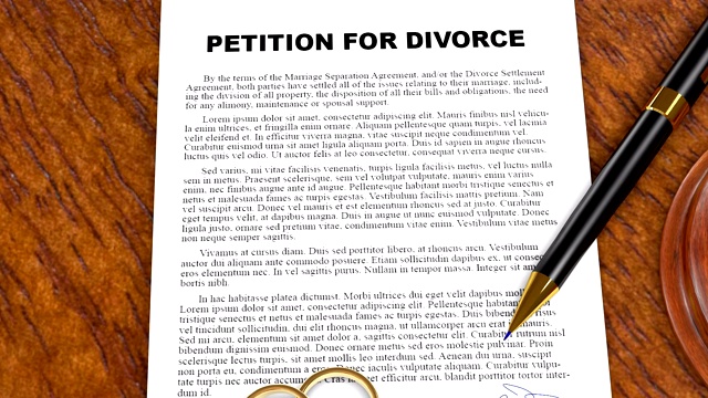 离婚申请书上签字的文件与法官桌上的戒指正式分手视频下载