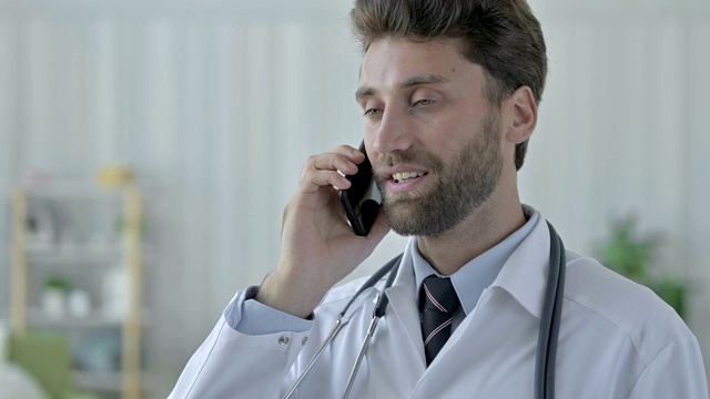 雄心勃勃的年轻医生在用智能手机聊天视频素材
