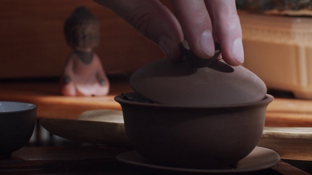 男手用特制的陶壶泡茶视频素材