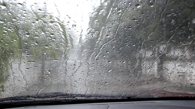 在大雨中开车可能会危及生命，为了安全，应该先停止人行道视频下载
