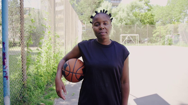 在体育场上自信的女篮球运动员视频下载
