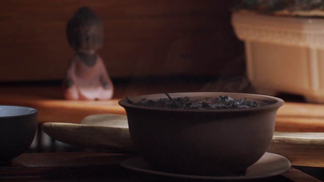 运动壁纸视频茶蒸茶叶在棕色陶碗视频素材