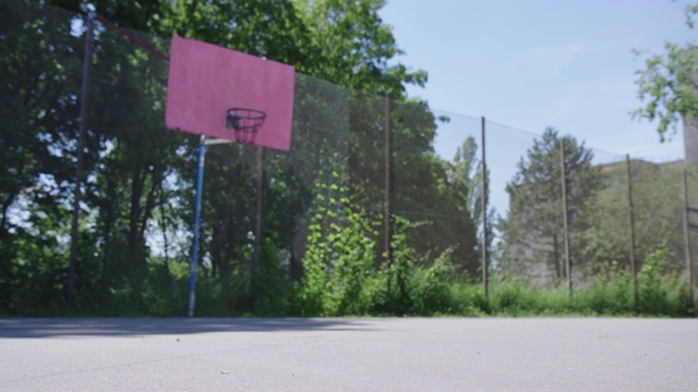篮球场上的球的特写视频下载