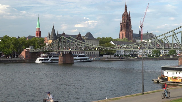 法兰克福大教堂和Eiserner steg(铁桥)上的河- 4k视频视频下载