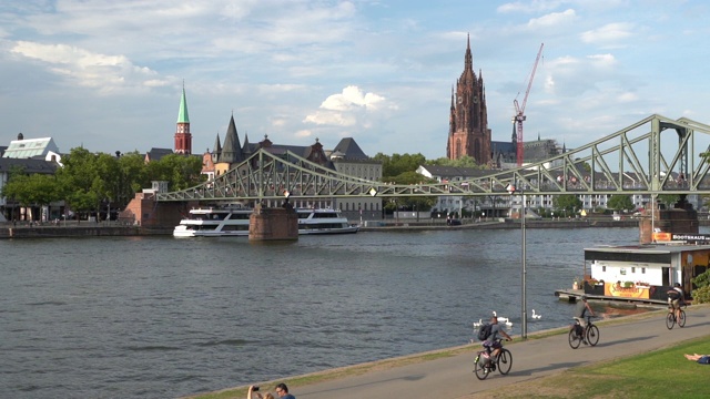 法兰克福大教堂和Eiserner steg(铁桥)上的河- 4k视频视频下载