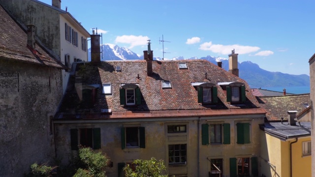 在蒙特勒的瑞士房屋和阿尔卑斯山脉移动山地火车的窗口视图。瑞士视频素材