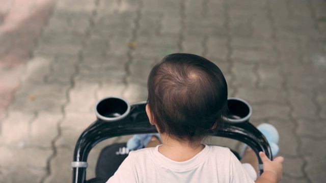 婴儿车上的小女孩视频素材